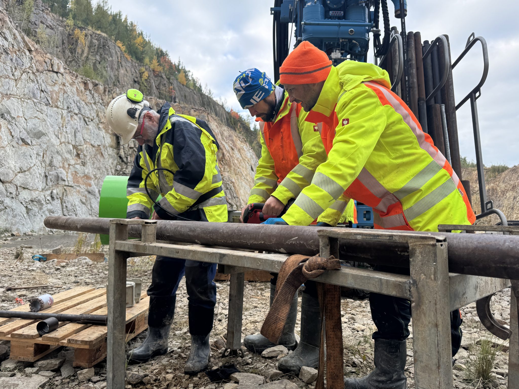Vrtné práce - ložiskový prieskum vyžaduje jadrové vŕtanie wirelinom.