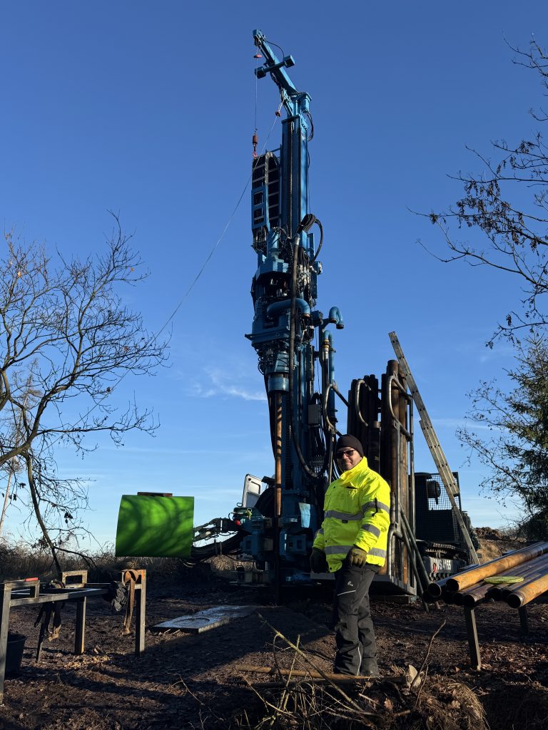 Vrtné práce pomocou vrtnej súpravy.